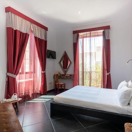 Maria Vittoria Charming Rooms And Apartments Бриндизи Экстерьер фото