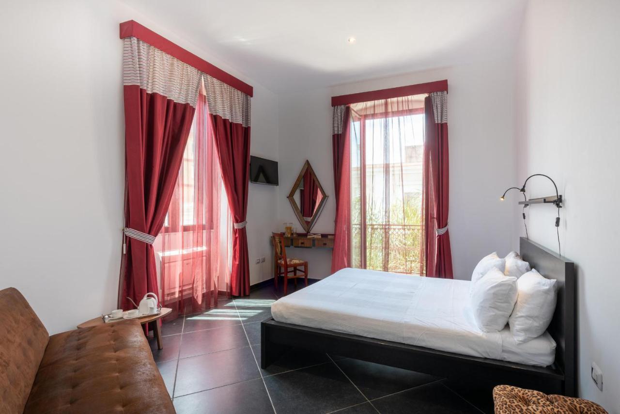 Maria Vittoria Charming Rooms And Apartments Бриндизи Экстерьер фото