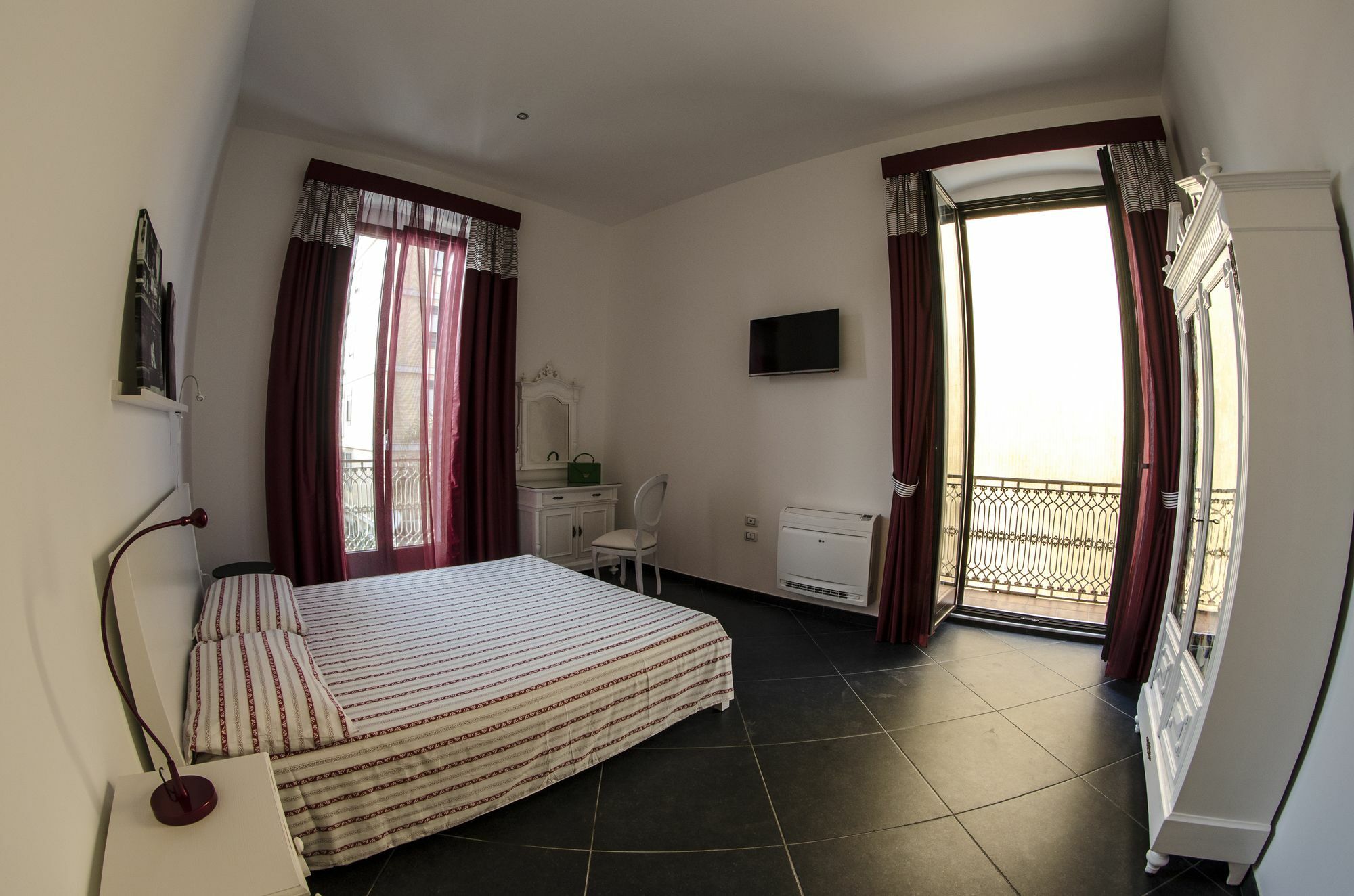 Maria Vittoria Charming Rooms And Apartments Бриндизи Экстерьер фото